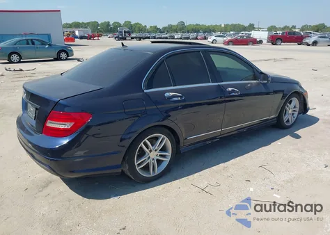 2013 Mercedes-Benz C 250 Sport z USA, uszkodzony, nr VIN WDDGF4HB7DA783351